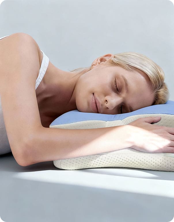 Woman sleeping on her side on the Melara Max contour pillow